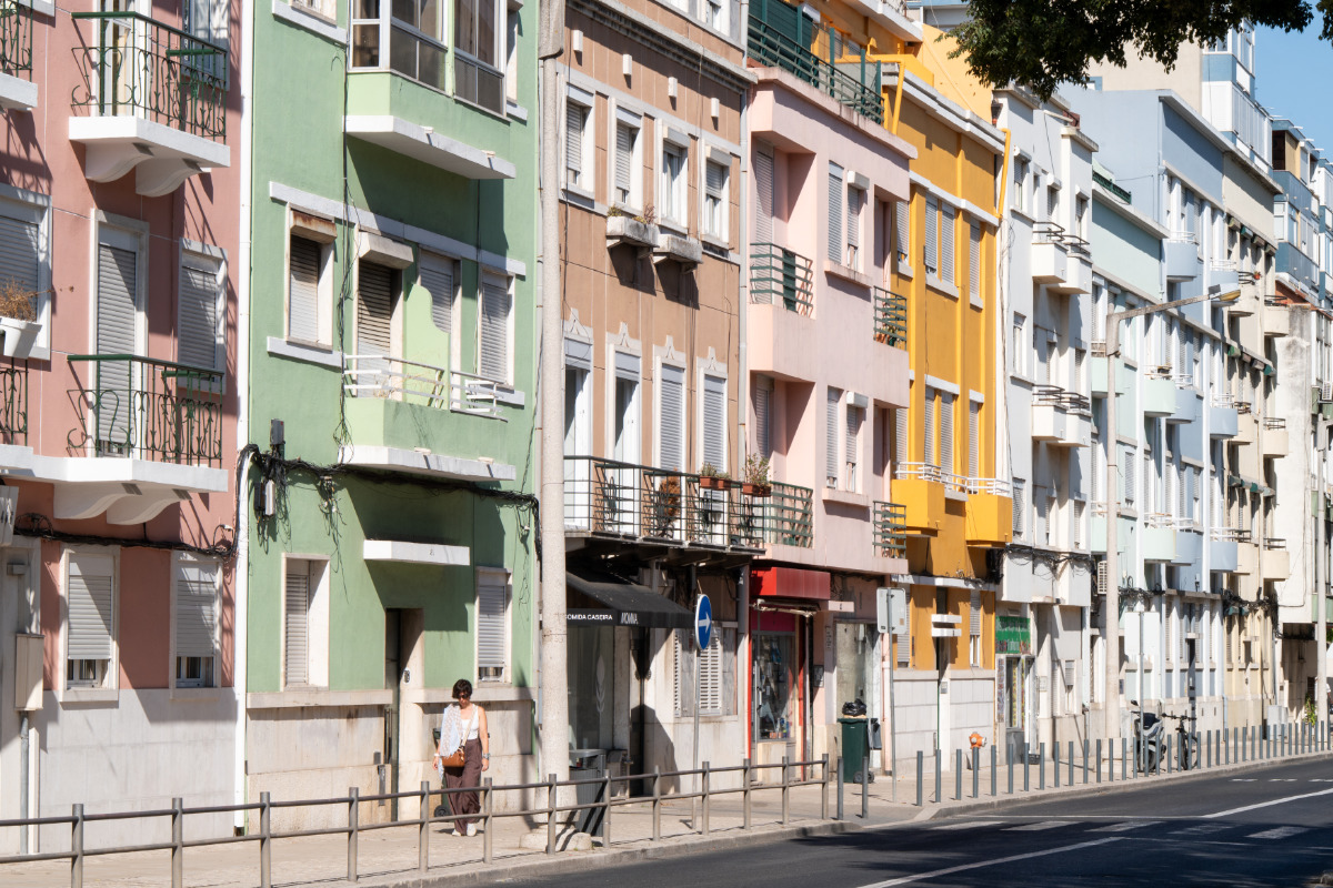 Fotografia da estrada de Benfica com os seus típicos prédio de várias cores