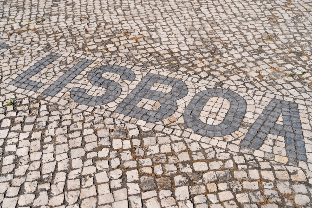 fotografia de pormenor da calçada portuguesa com lisboa escrito