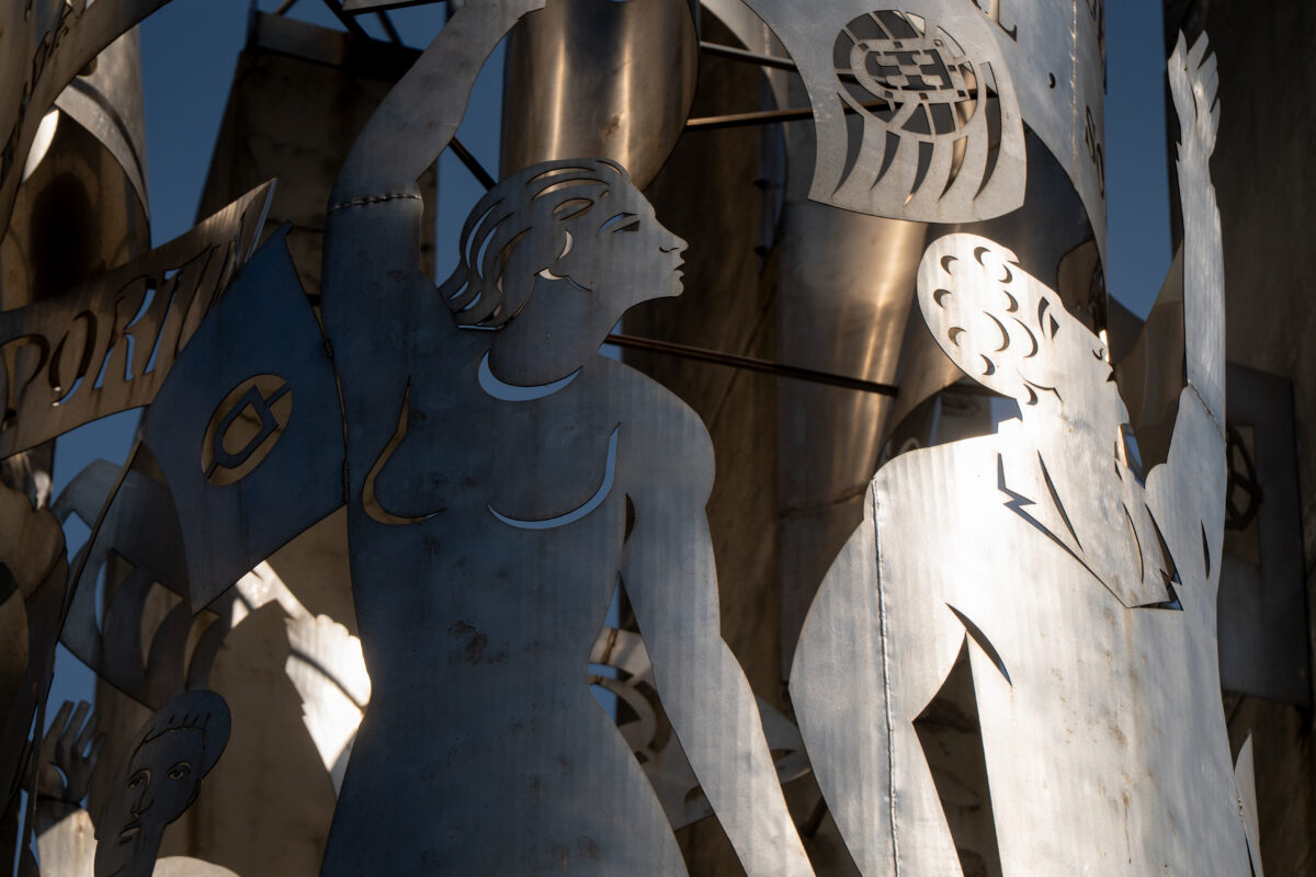 pormenor do Monumento a Francisco Sá Carneiro executado pelo Mestre Soares Brancona e situado na Praça do Areeiro, em Lisboa