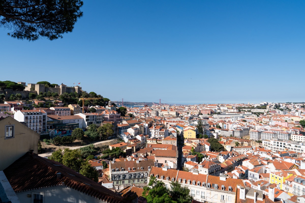 Vista do Miradouro da Graça, onde se ve o Castelo de São Jorge, a Mouraria, a Baixa, o rio Tejo e a Ponte 25 de Abril