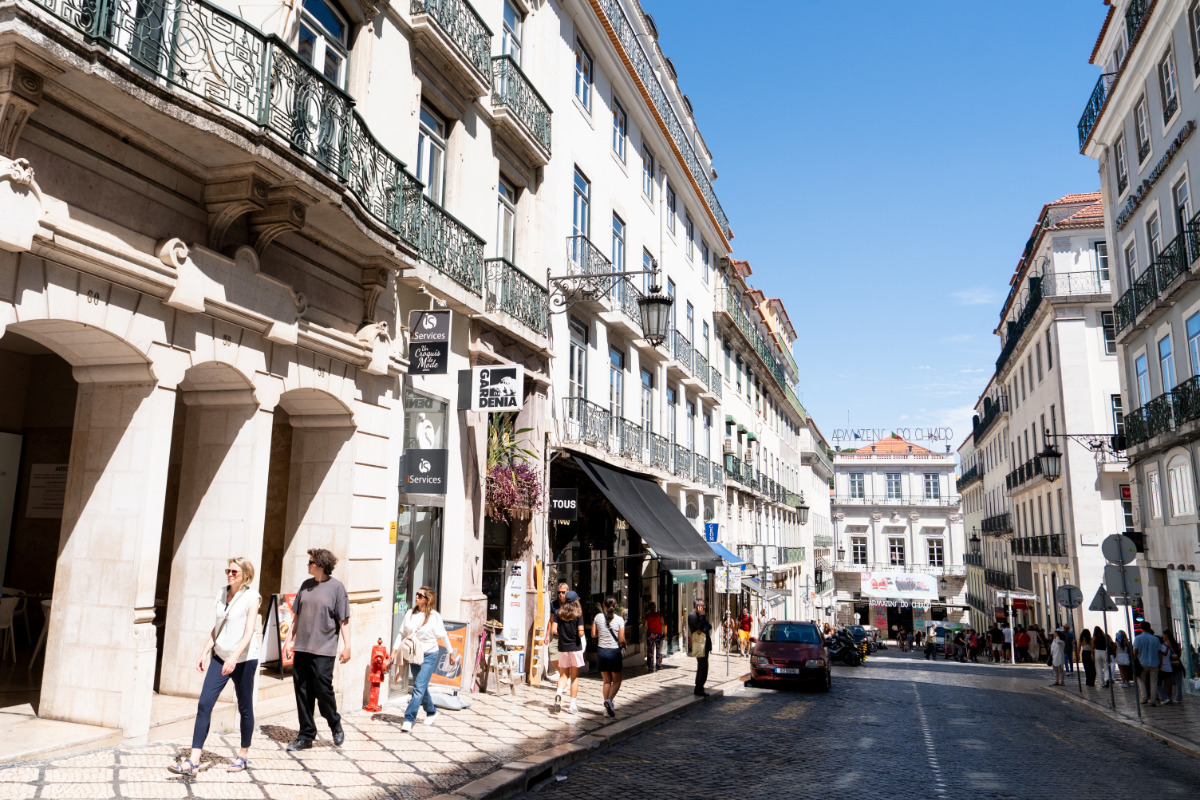 Rua Garrett com os Armazéns do Chiado ao fundo