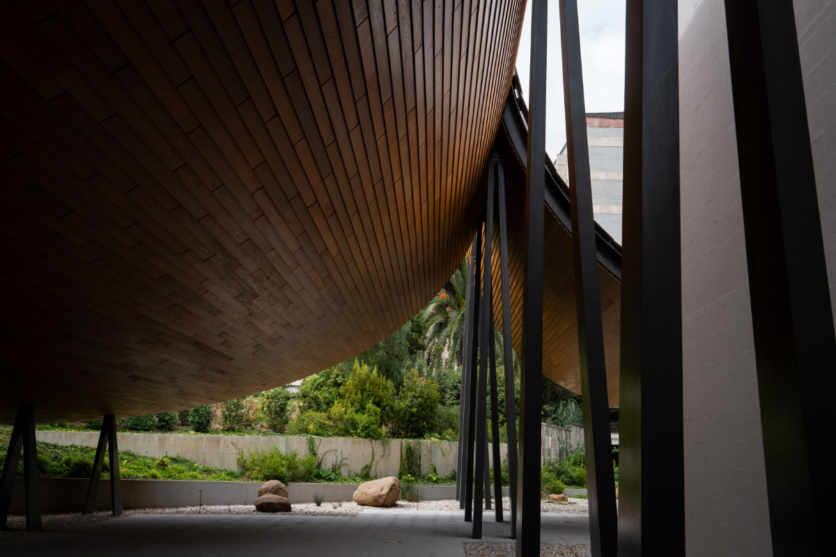Telhado do Centro de Arte Moderno projetado pelo arquiteto Kengo Kuma, na Fundação Calouste Gulbenkian