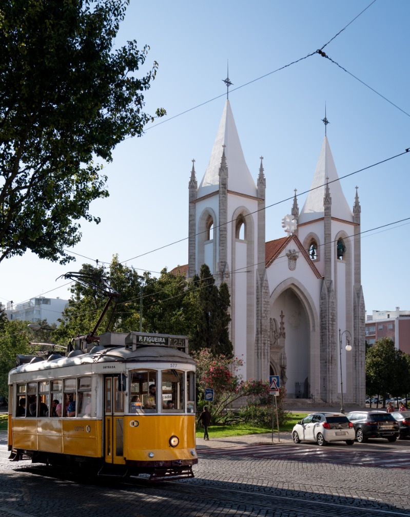 Elétrico a passar na Rua Saraiva de Carvalho, em Campo de Ourique, junto à Igreja do Santo Condestável.