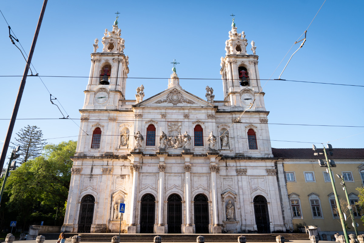 Fotografia da monumental fachada da Basílica da Estrela