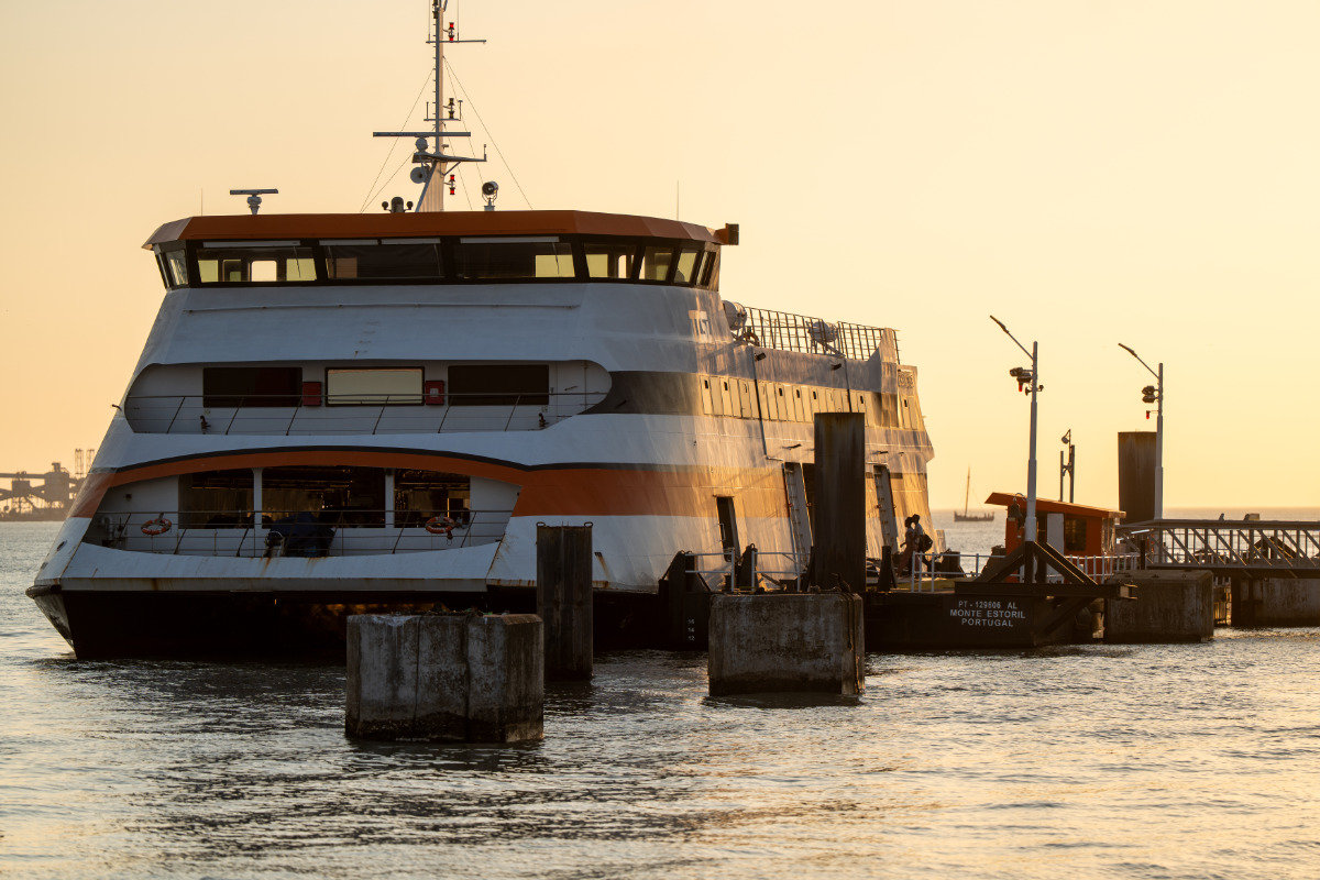 Cacilheiro no rio Tejo, atracado na Estação Fluvial de Belém