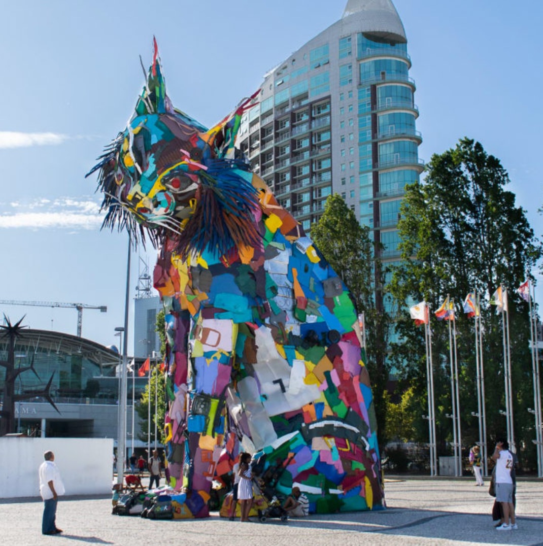 Instalação de Bordalo II - Lince Ibérico colorido, construído a partir de lixo, na zona da Gare do Oriente.
