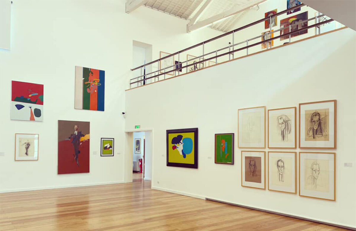 fotografia da área de exposição do Atelier-Museu Júlio Pomar, com vários quadros de obras expostas