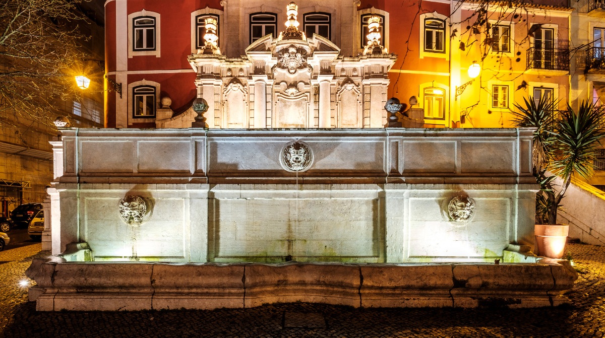 Chafariz da Esperança, em Santos, com a iluminação nocturna