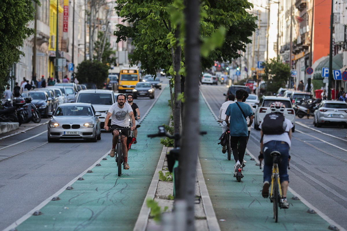 Utentes da ciclovia na Avenida Almirante Reis em Lisboa