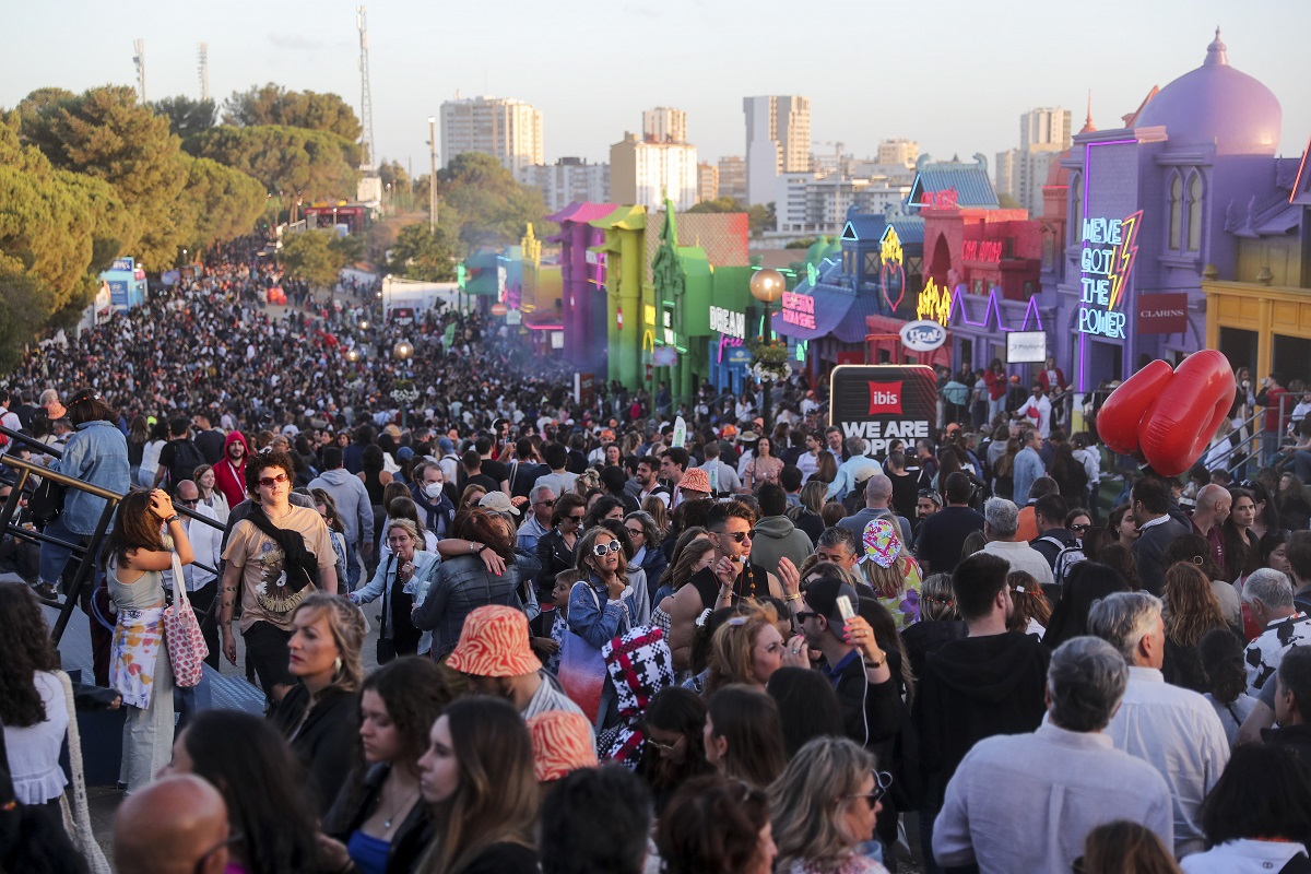 Multidão participa no Rock in Rio Lisboa, que transforma o Parque da Bela Vista num parque de diversões colorido em clima de celebração e música ao ar livre.