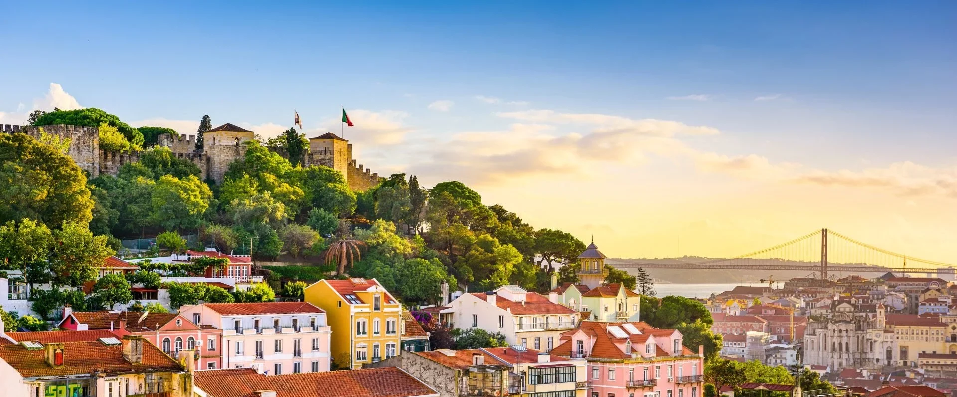 Vista da baixa de Lisboa do Miradouro da Graça. Fotografia com alguma saturação e cores bastante vivas.