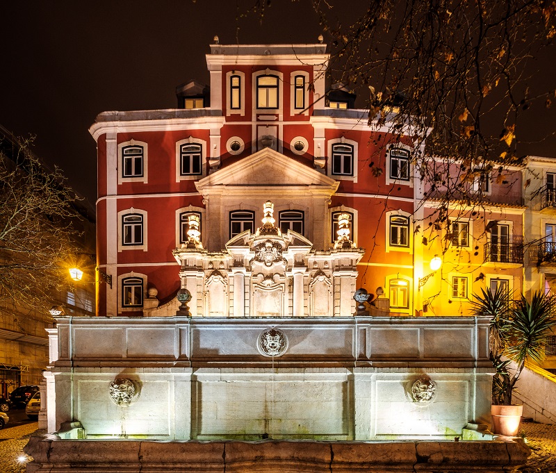 visão noturna do Chafariz da Esperança com uma bonita iluminação