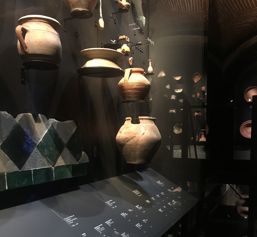 Um dos expositores do Núcleo Arqueológico da Rua dos Correeiros