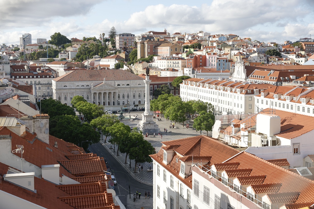 vista aérea do rossio, onde se destacam a estátua de D. Pedro IV e o Teatro Nacional Dona Maria segunda