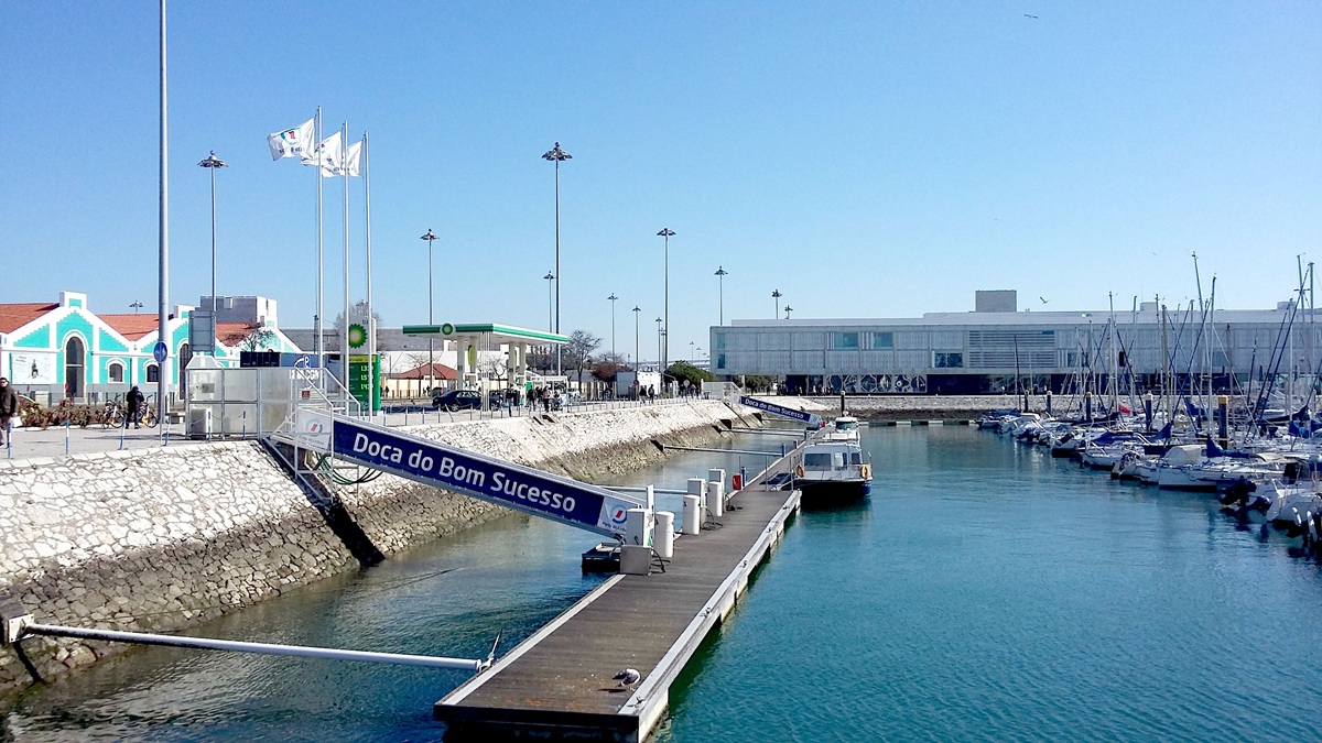 Doca do Bom Sucesso com barcos de recreio