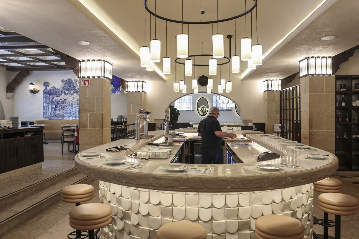 Balcão no centro da sala da Cervejaria Portugália da Avenida Almirante Reis