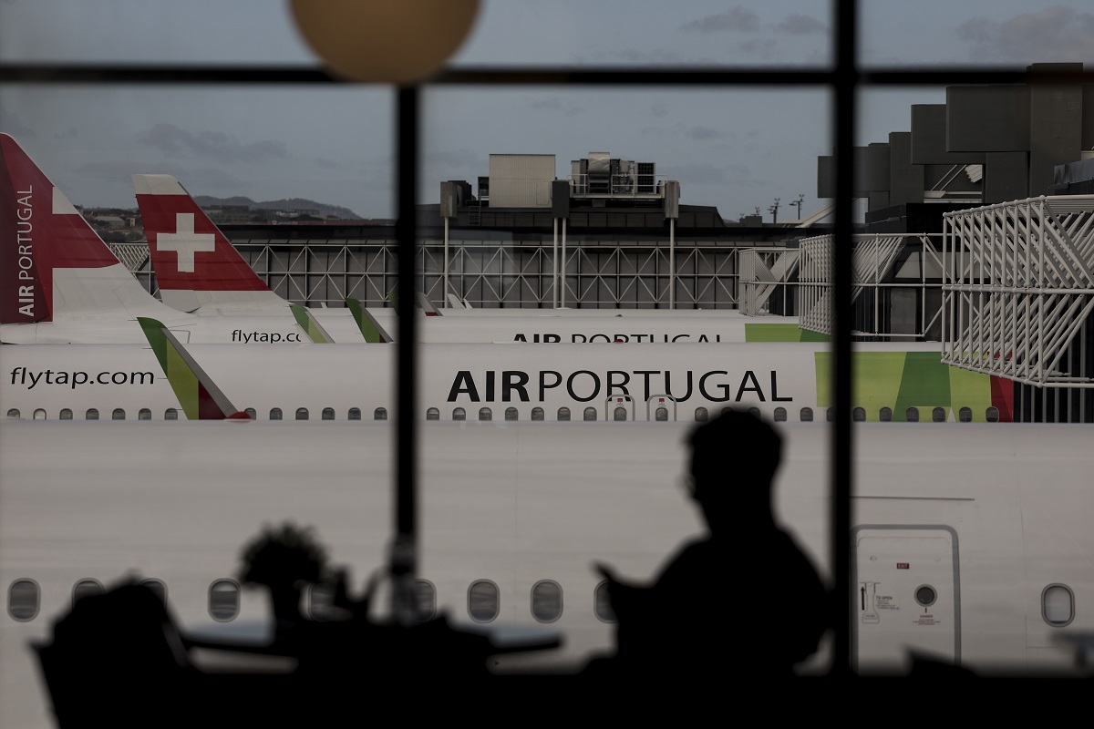 Avião da TAP na pista do Aeroporto Humberto Delgado