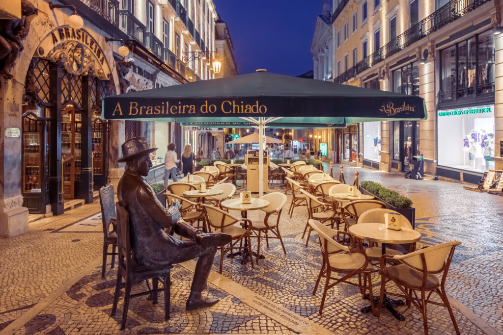 Fotografia da esplanada do café A Brasileira em ambiente nocturno