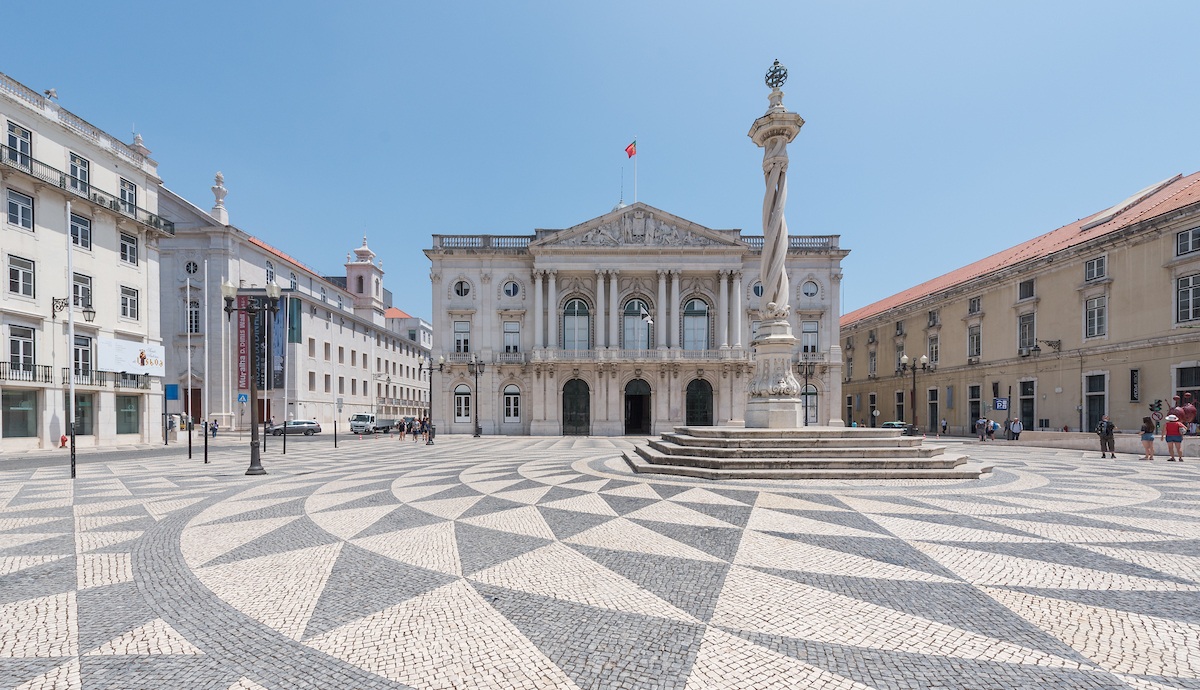 Fotografia da fachada do edifício e pelourinho
