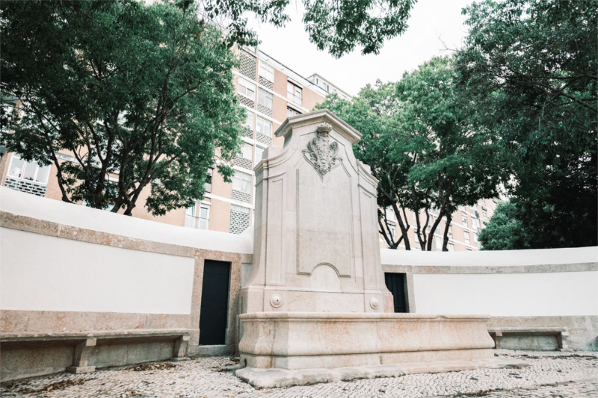 Chafariz de Benfica num pano de parede côncavo com embasamento calcário com bancos