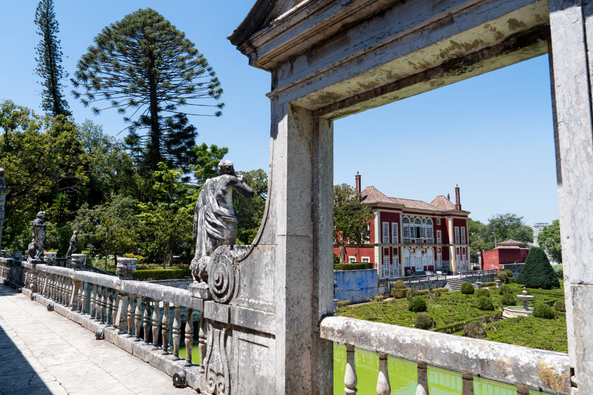 Vista da fachada do Palácio Fronteira e do jardim à sua frente