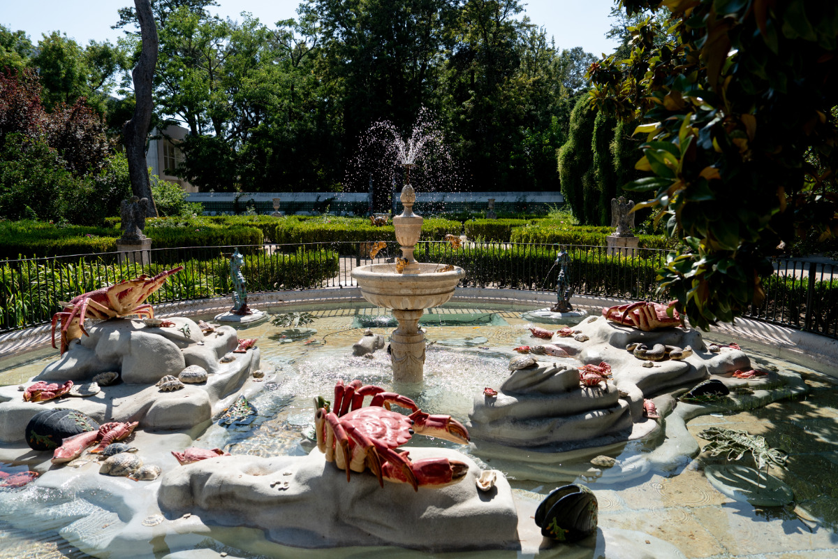 Fonte com figuras de animais marinhos em loiça, da autoria de Bordalo Pinheiro, integrada no Palácio Pimenta, no Jardim Bordalo Pinheiro