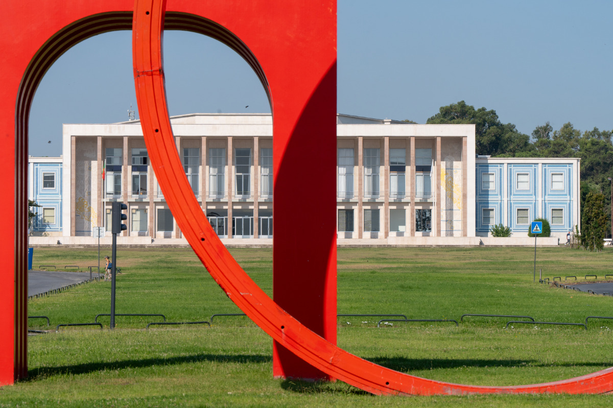 Monumento ao Metropolitano de Lisboa, de Charters de Almeida, com a Reitoria da Universidade de Lisboa ao fundo, na Alameda da Universidade