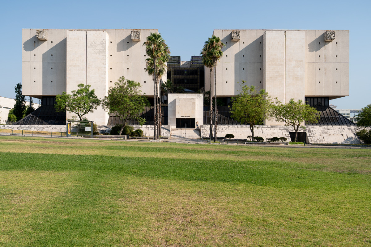 Fotografia do edifício visto de frente
