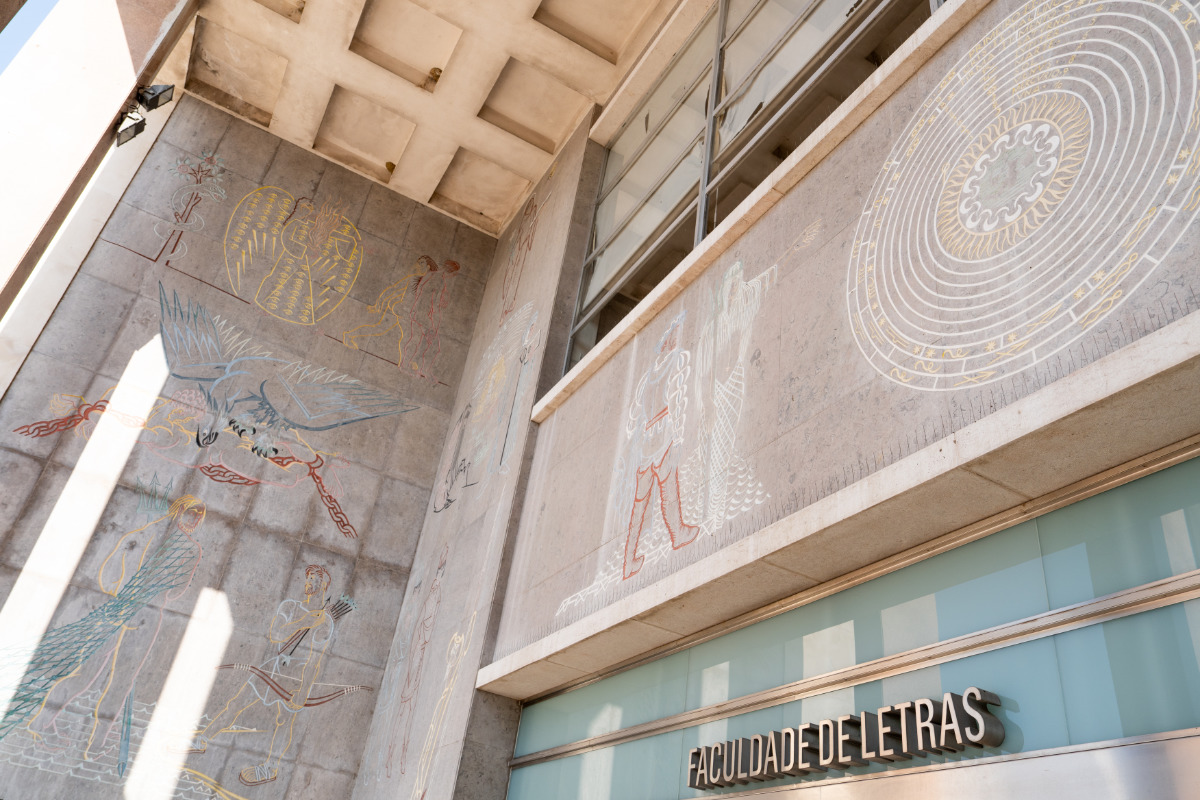Pormenor da entrada da Faculdade de Letras da Universidade de Lisboa, com desenhos murais de Almada Negreiros que ladeiam o átrio