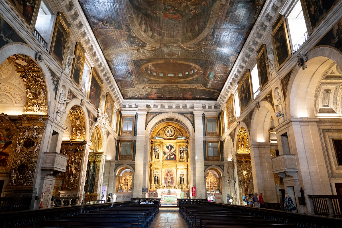 	
Interior da Igreja de São Roque com decoração clássica, altares dourados, detalhes em ouro e teto pintado, mostrando espaço sagrado e artístico.