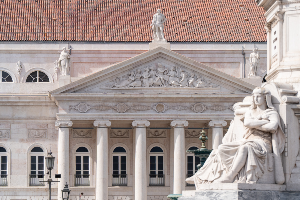 Fotografia de pormenor da fachada do Teatro Nacional D. Maria II