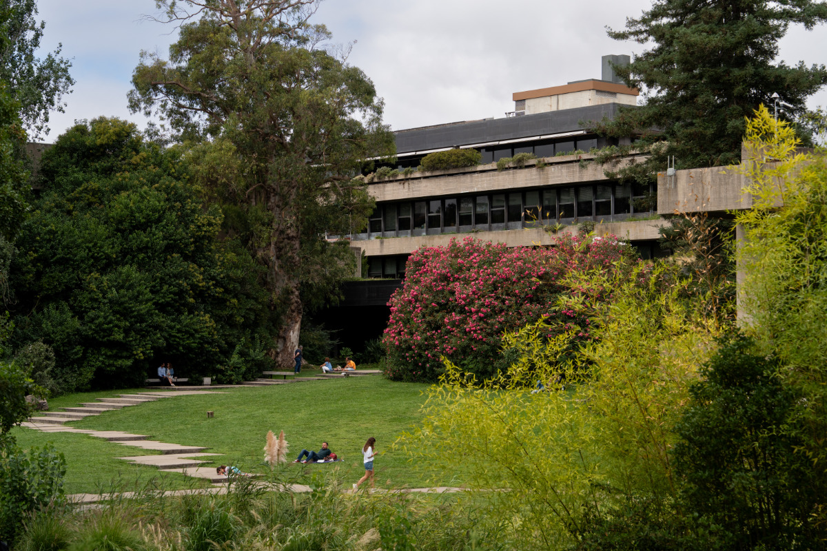Jardim exterior da Fundação Calouste Gulbenkian, com o edifício ao fundo