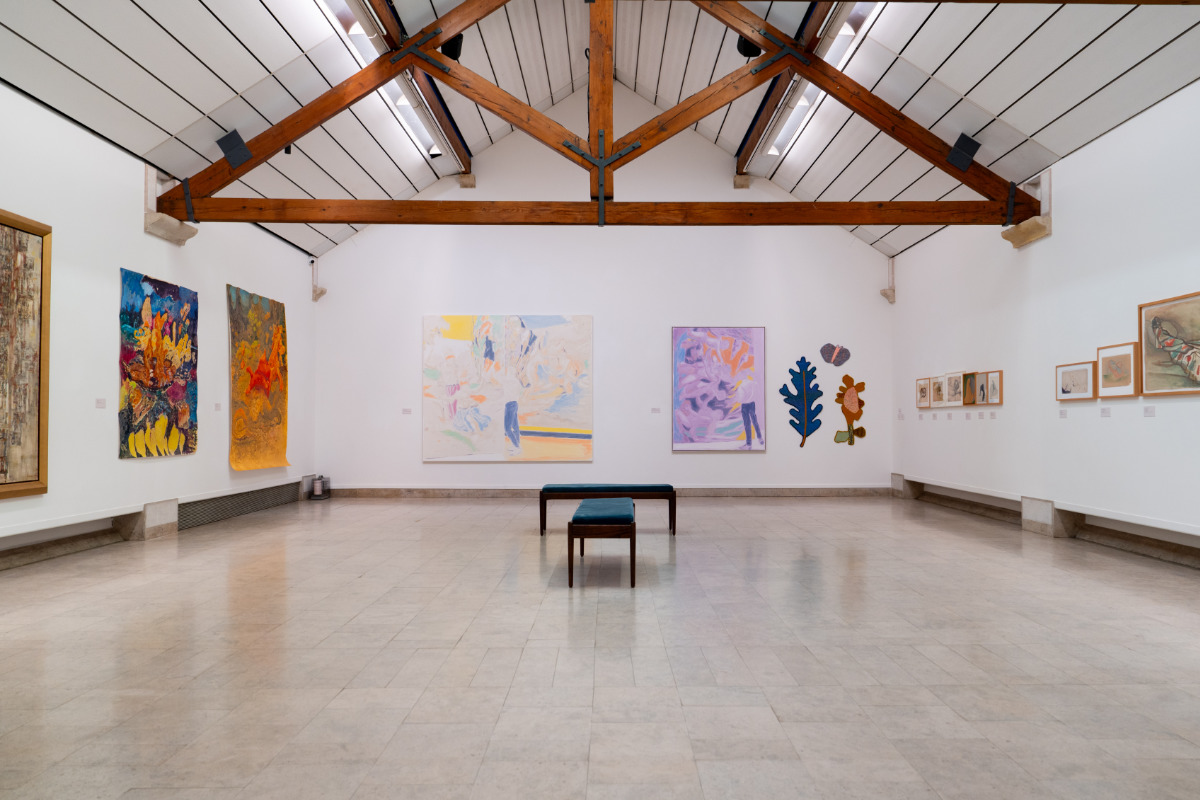 interior - sala de exposição do museu com quadros expostos