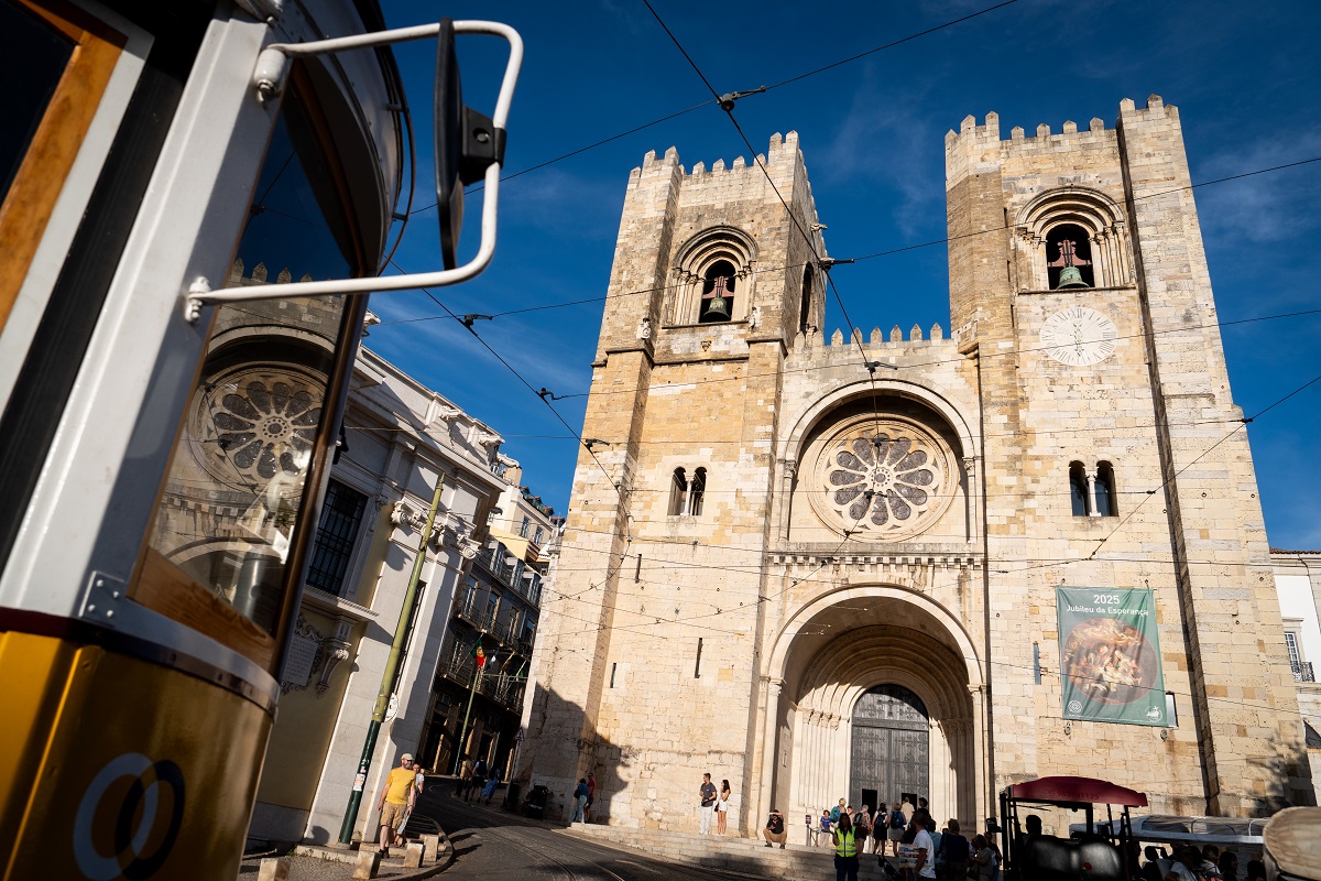 Elétrico junto da Catedral de Lisboa