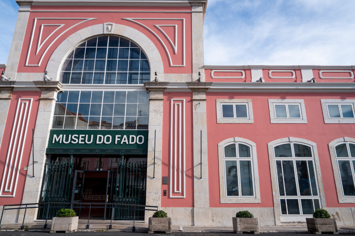 Fotografia da fachada do edifício onde está instalado o Museu do Fado