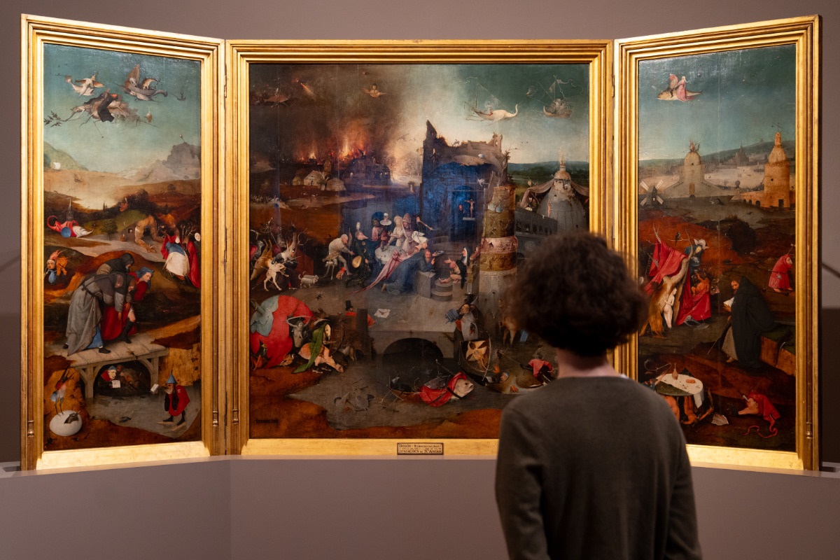 Fotografia de um visitante a apreciar uma obra de arte em exposição no Museu Nacional de Arte Antiga