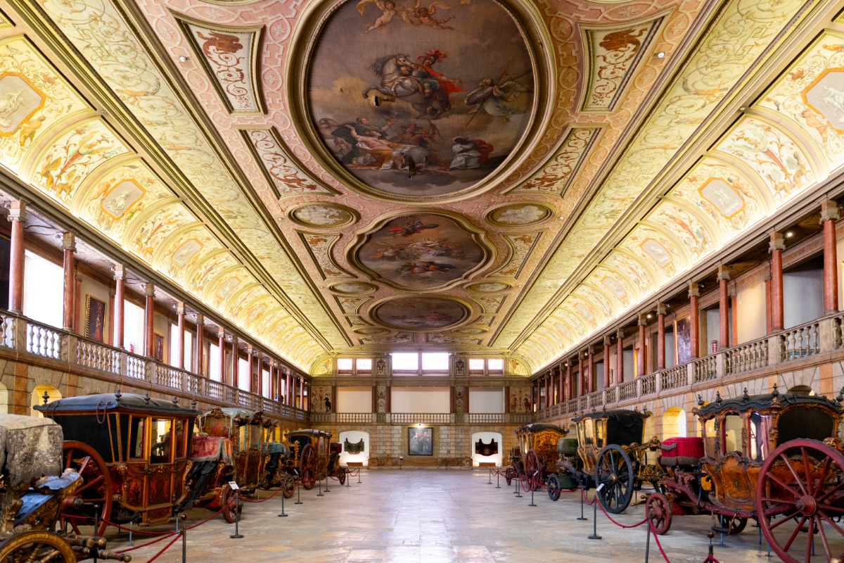 Picadeiro Real com coches em exposição