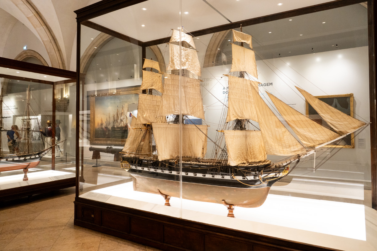 No interior do Museu de Marinha, vê-se a réplica de uma caravela antiga em exposição