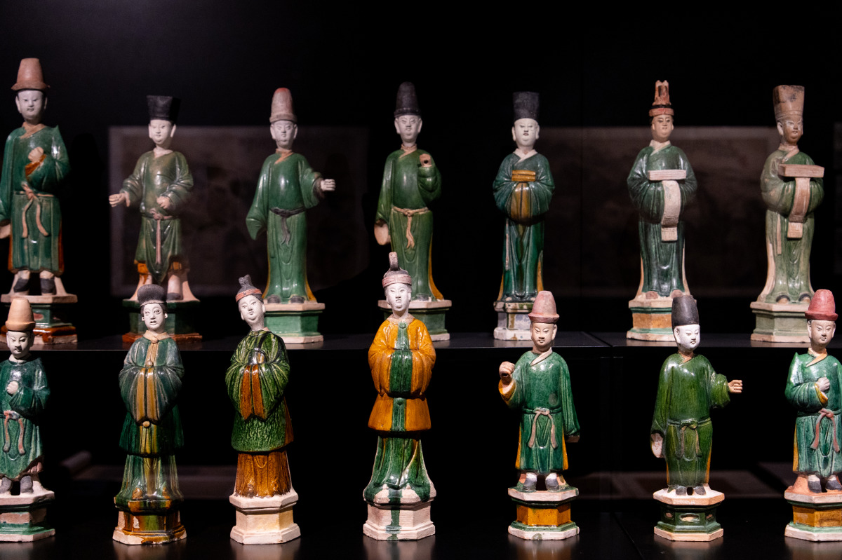 Duas estantes com pequenas estátuas chinesas no Museu do Oriente