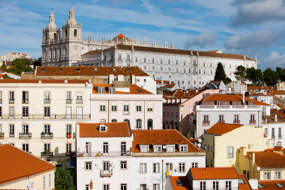 Convento de São Vicente de Fora entre casario de Alfama, visto a partir do Miradouro das Portas do Sol
