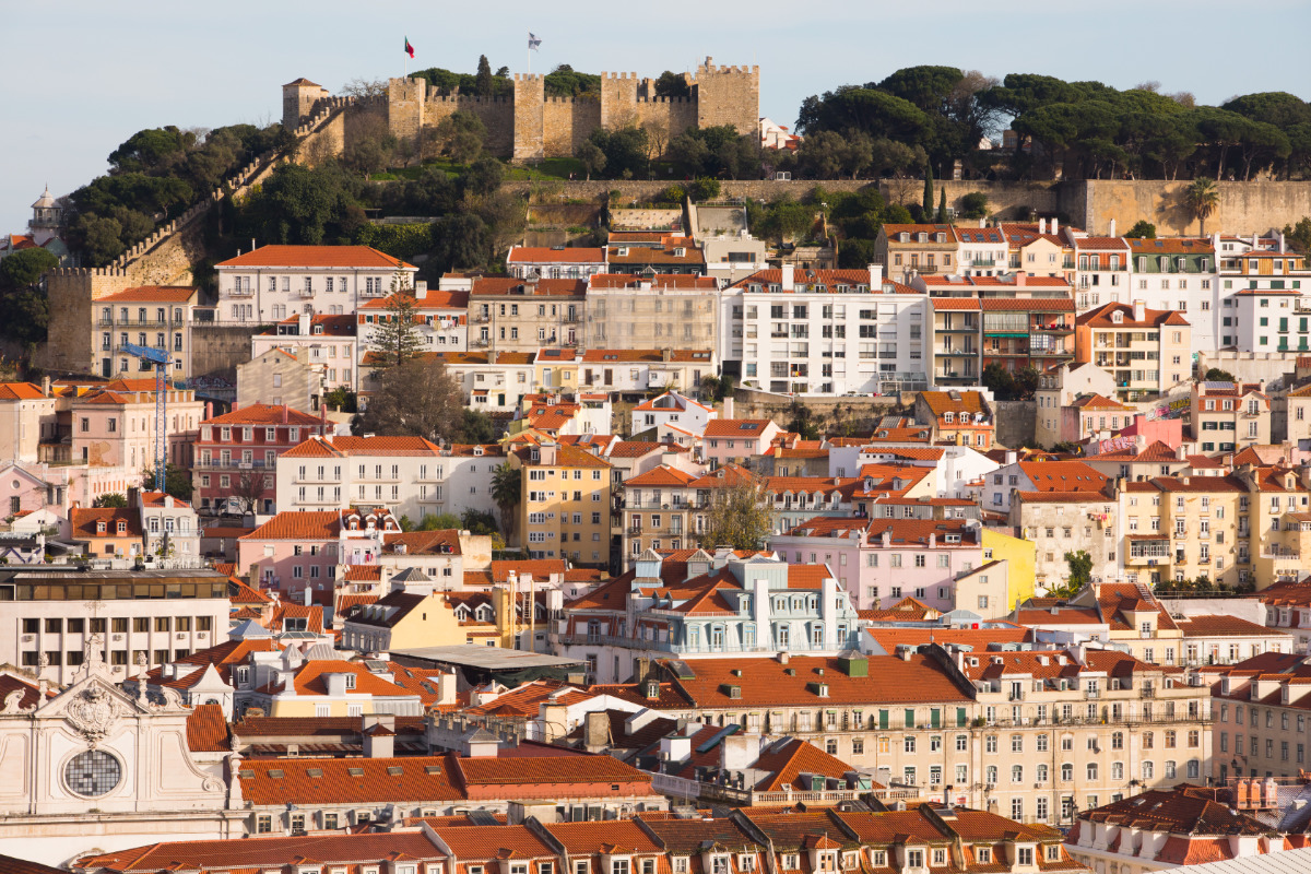 Castelo de São Jorge e o bairro da Mouraria  vistos desde o Miradouro de São Pedro de Alcântara 