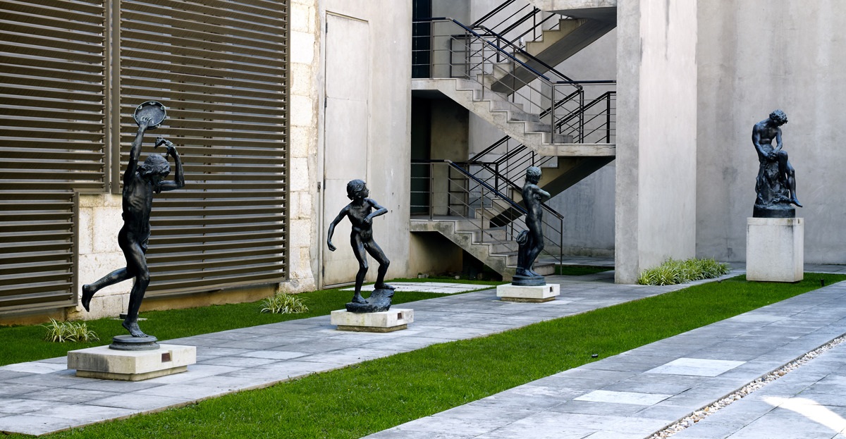 Estátuas que se encontram no exterior do Museu