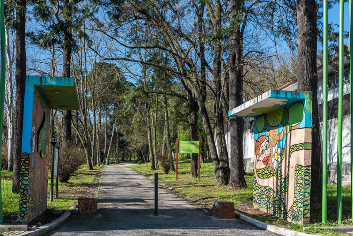Entrada do Parque José Gomes Ferreira, com portão e vegetação envolvente