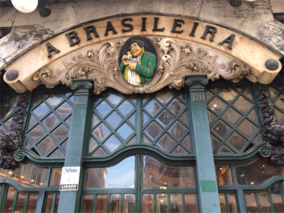 Detalhe superior da porta do Café A Brasileira, no Chiado, da fachada projetada pelo arquiteto Norte Júnior