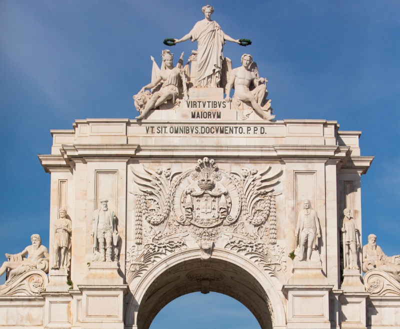 detalhe do topo do arco triunfal da rua augusta, onde se destacam as figuras históricas e alegorias