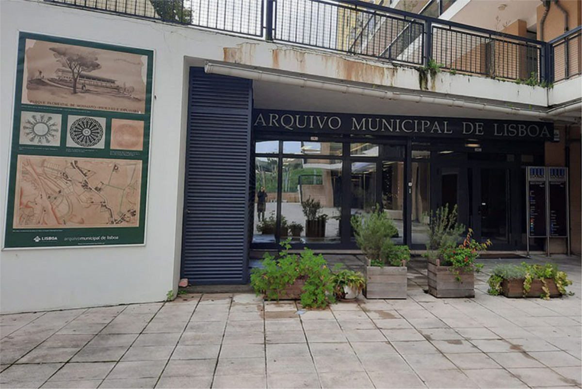 Fotografia do átrio exterior do Arquivo Municipal de Lisboa e da porta do edifício