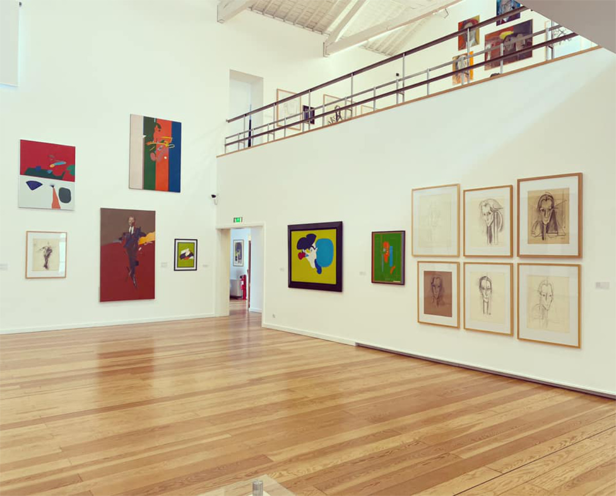 Interior do Atelier-Museu Júlio Pomar, com quadros expostos