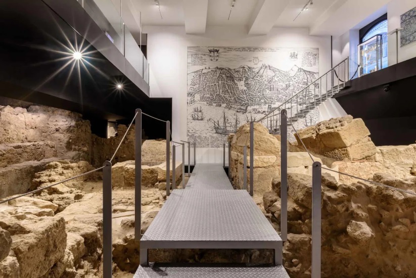 fotografia do interior com os vestígios arqueológicos expostos 