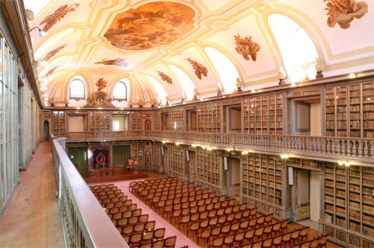 Sala principal da Biblioteca da Academia das Ciências de Lisboa, com estantes altas, livros antigos e decoração clássica