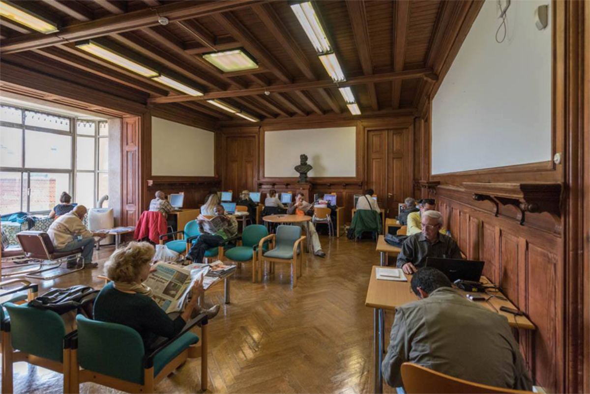 Sala de leitura da Biblioteca Camões, com vários leitores a usufruir do espaço